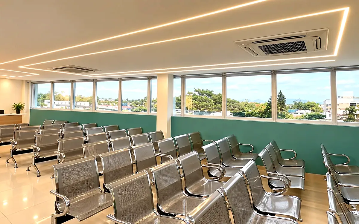 Sala de espera da unidade de Cabuçu, com janelas para o bairro