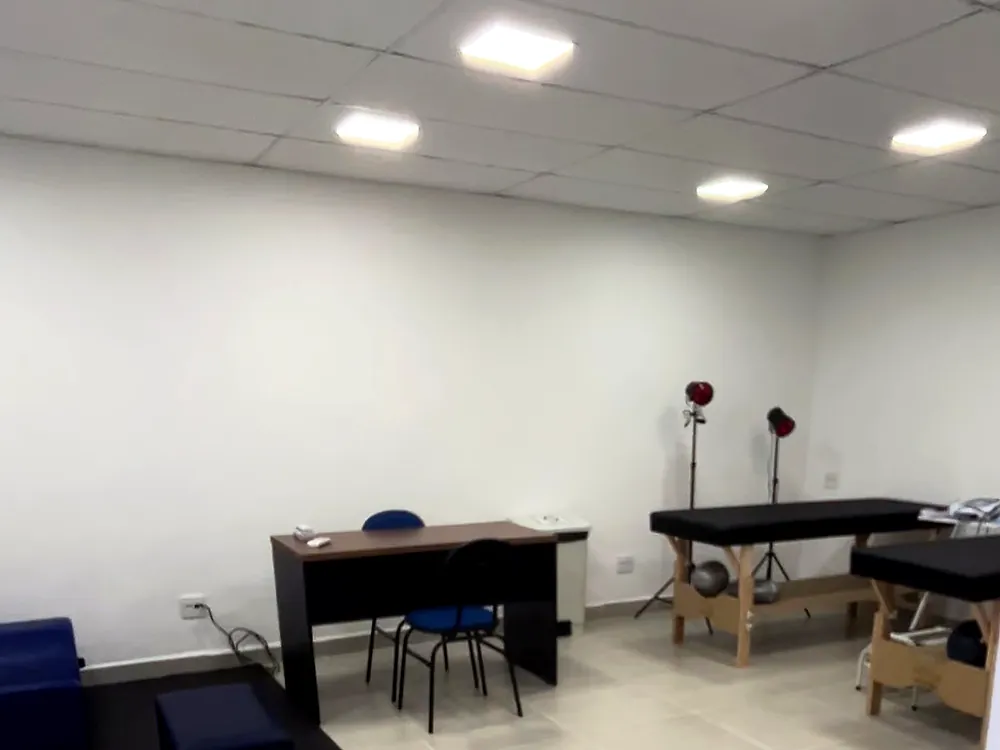 Sala de fisioterapia da unidade do KM 32, com macas e área de exercício