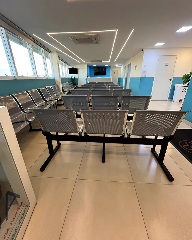 Sala de espera ampla da unidade de Cabuçu, com cadeiras e janelas