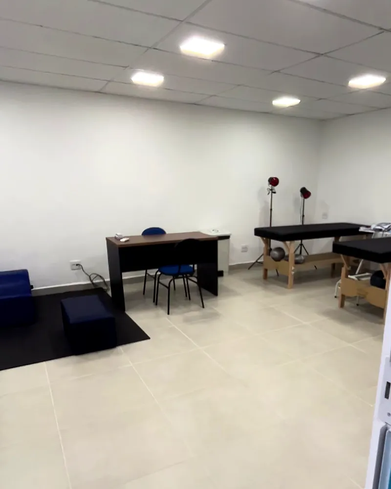 Sala de fisioterapia da unidade do KM 32, com macas e área de exercício