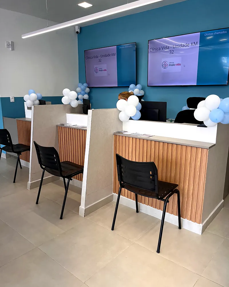 Guichês da recepção da unidade do KM 32, com TVs de chamada