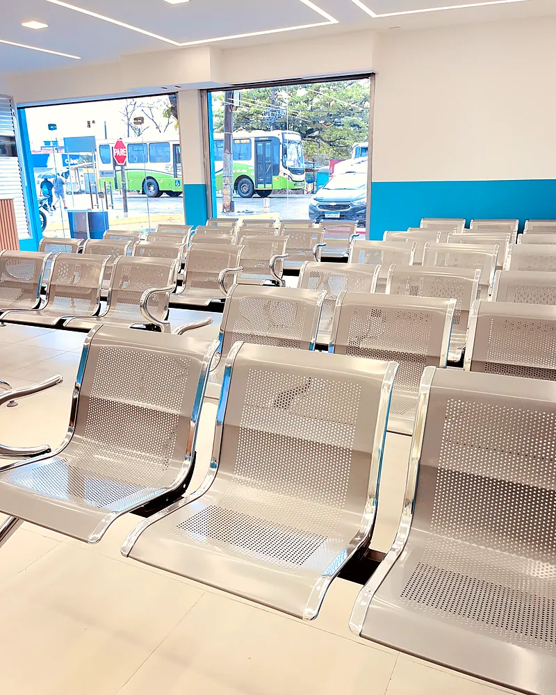 Sala de espera do KM 32 com janela de vidro para a rua