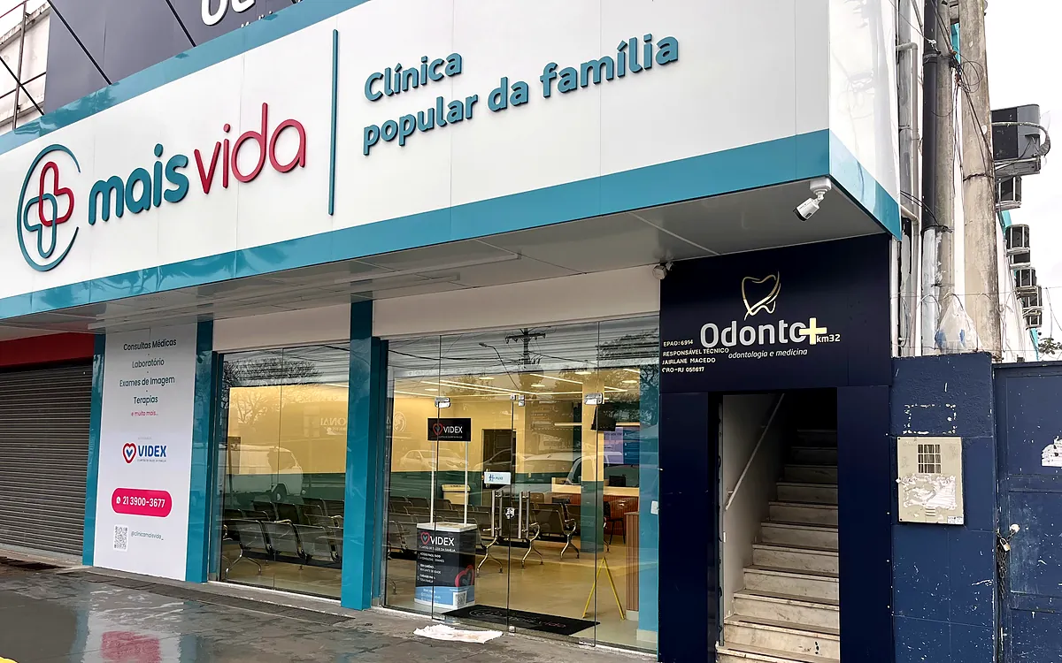 Fachada da Clínica Mais Vida no KM 32, com o letreiro Clínica popular da família