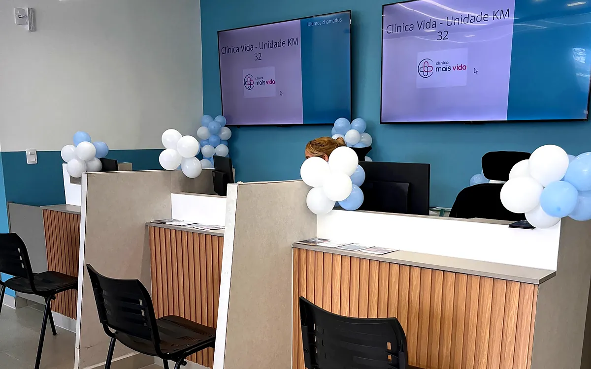Recepção da unidade do KM 32, com os guichês de atendimento